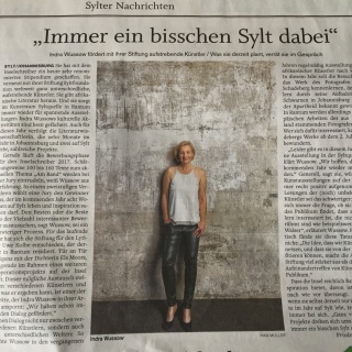 "Immer ein bisschen Sylt dabei".  Indra Wussow zu den internationalen Projekten der Sylt Foundation und dem Inselschreiber Stipendium. Sylter Rundschau, 18.04.2016